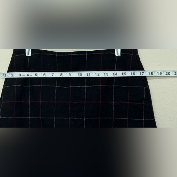 UNI QLO Woman mini skirt White stripe back zip, Size 6 - Picture 4 of 7